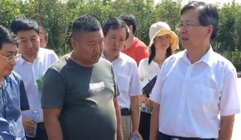 農(nóng)業(yè)部及負(fù)責(zé)領(lǐng)導(dǎo)一起參觀了愛麗潔農(nóng)村廁所改造產(chǎn)品，并得到了認(rèn)可